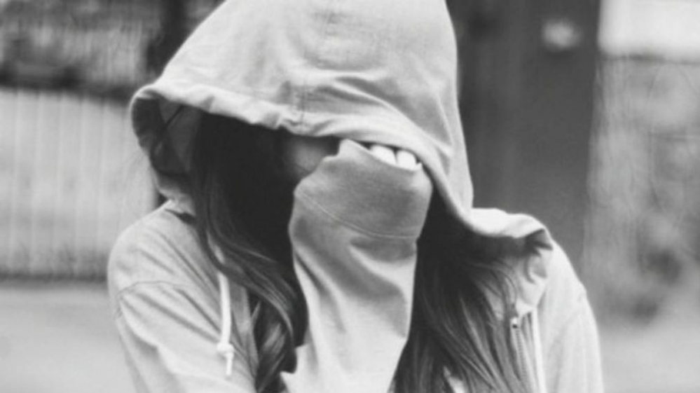 Detienen a mujer acusada de prostituir a una adolescente de 16 años