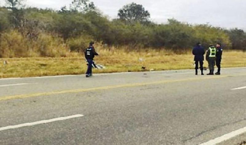 Una persona perdió la vida y otra resultó herida tras un choque frontal entre en auto y un camión