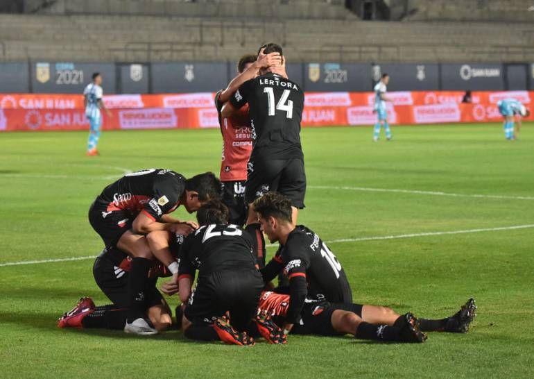 ¡Colón, por primera vez campeón de fútbol argentino!