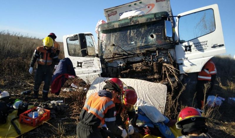 Un camionero quiso eludir un corte de ruta, lo atacaron a pedradas, volcó y murió