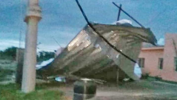 Una intensa tormenta con fuertes ráfagas de viento provocó un serio accidente y daños en la red eléctrica
