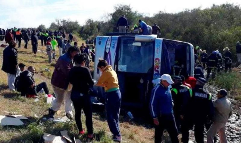 Quince jubilados que viajaban a Las Termas murieron al protagonizar un violento vuelco