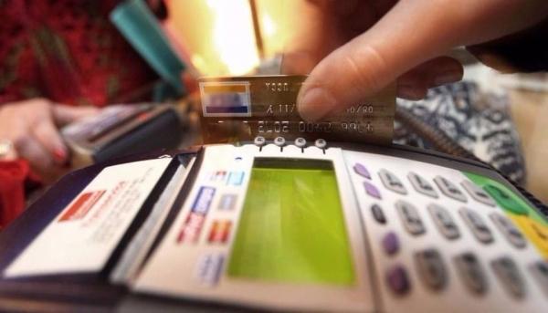 La AFIP oficializó la obligación de aceptar tarjetas de débito