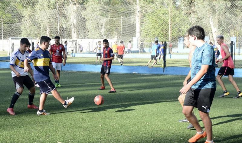 Fútbol: los santiagueños volvieron a disfrutar de un picadito tras 10 meses