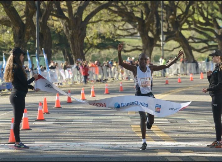 El keniata Evans Chebet se quedó con el maratón de Buenos Aires y Joaquín Arbe fue el mejor argentino