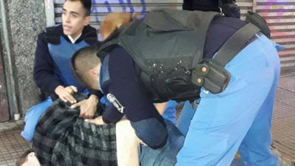 Video: el momento que redujeron los policías a "La Tota" Santillán