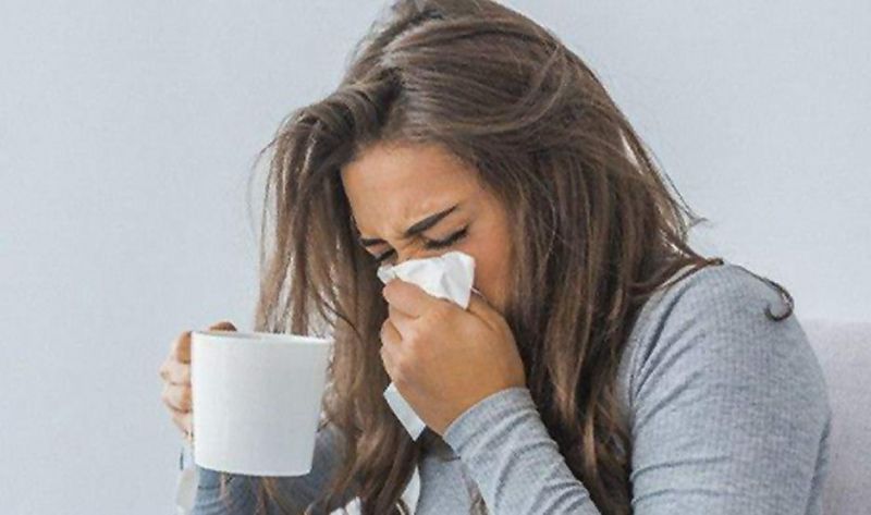 Expertos revelan cómo diferenciar síntomas de una gripe común y los del coronavirus