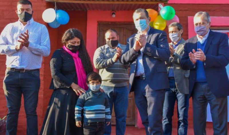 Zamora entregó 50 viviendas sociales en Antajé