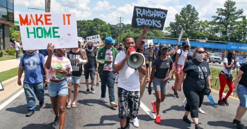 Policías mataron a tiros a un joven afroamericano en Atlanta, en medio de la conmoción por Floyd
