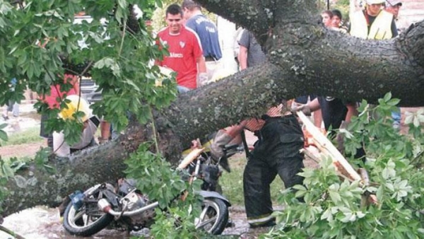 Fuerte tormenta en Yuchán ocasionó voladuras de techos en tres casas