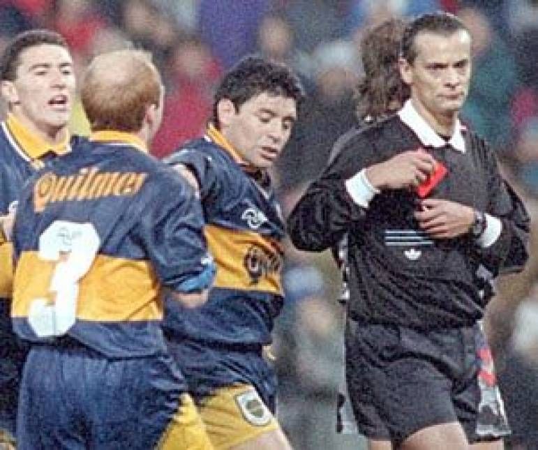 Se cumplen 25 años de la última expulsión de Maradona y del cruce con Castrilli