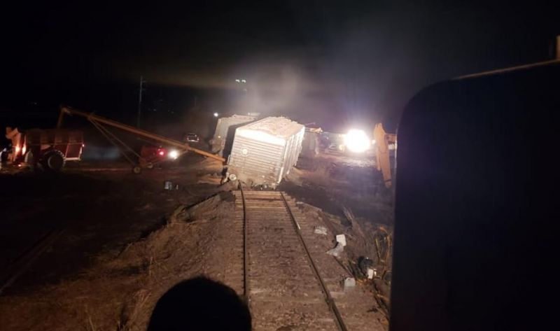 Descarriló un tren cargado con soja, volcó y perdió gran parte de su mercadería