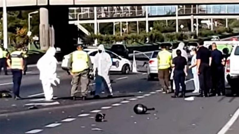 De contramano en autopista, chocó y murió: investigan si era un motochorro huyendo
