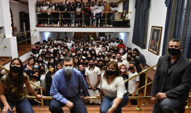Alumnos de la Escuela Técnica Comandante Besares visitaron al gobernador