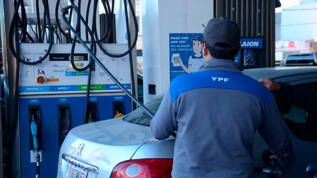 Desde el lunes aumenta otra vez la nafta y se esperan largas colas en las estaciones de servicio
