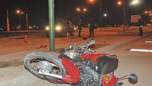 Joven motociclista habría sido chocado y abandonado por automovilista