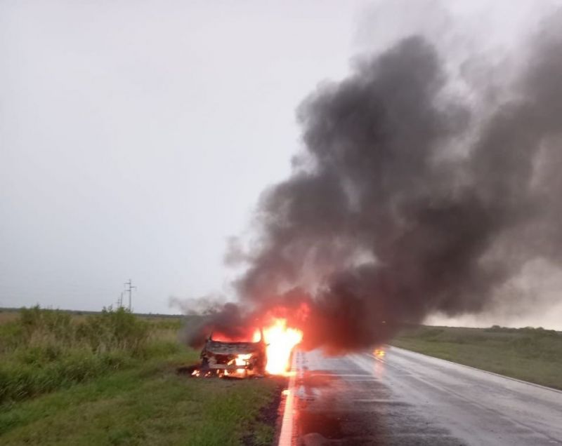 Insólito: abandonó su camioneta por un repentino incendio que consumió el vehículo