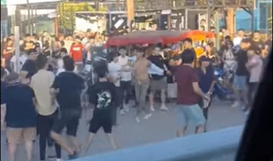 Descontrol, golpes y violencia: viralizan una brutal pelea cerca de un boliche santiagueño