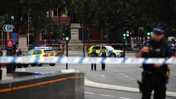 Un auto atropelló personas y se estrelló contra una barrera del Parlamento británico