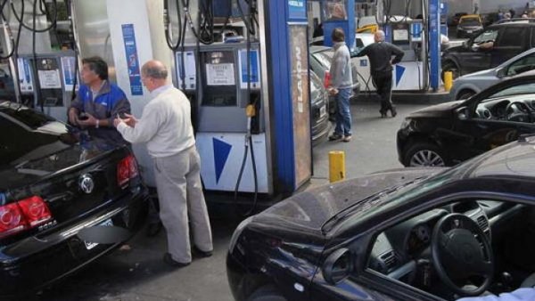 Indican que la suba del dólar impactará en precio de los combustibles