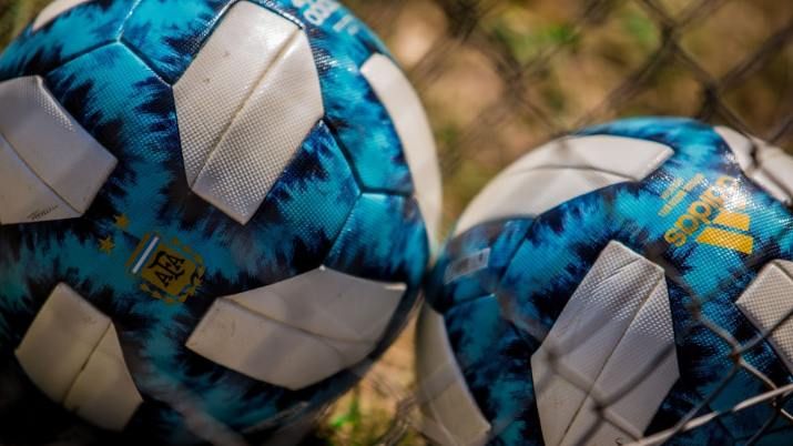 Una ola de contagios de coronavirus en los clubes pone en vilo al fútbol argentino