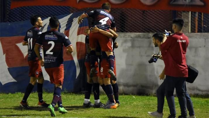 Güemes le arrebató la punta a Chaco For Ever con una goleada