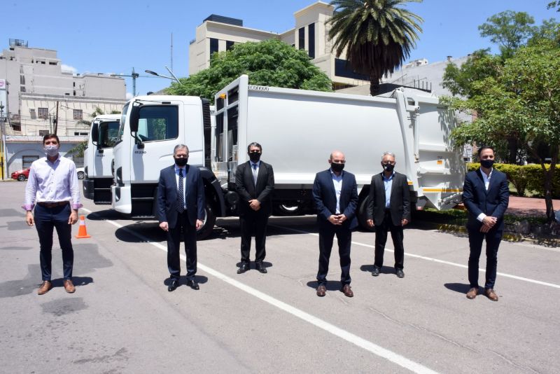 El gobierno provincial entregó camiones compactadores a municipios del interior