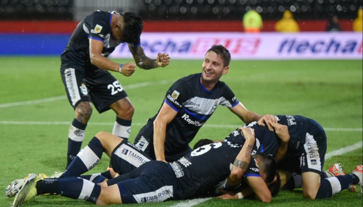 Colón perdió con Gimnasia y descendió a la Primera Nacional, después de 10 años