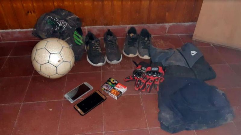 Jugaban al fútbol, llegó la Policía y escaparon dejando sus pertenencias