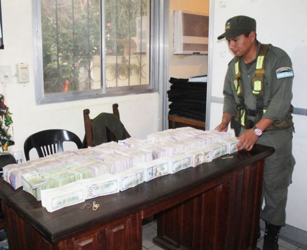 Viajaban a Buenos Aires con $2.500.000 y 390.000 dólares ocultos en una camioneta