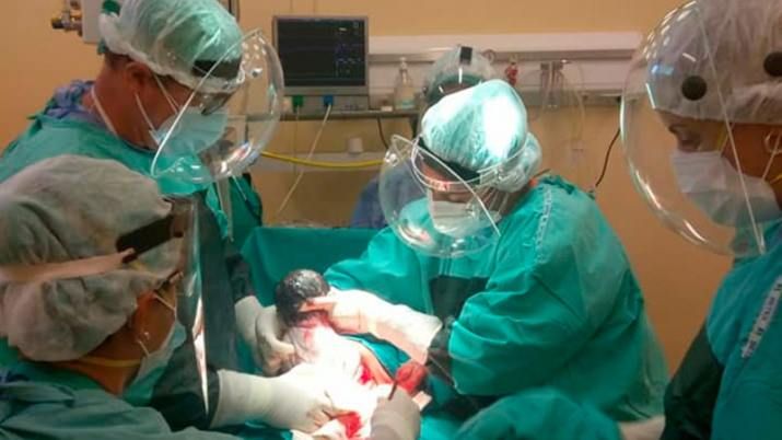 Se llevó a cabo la cesárea de una paciente Covid-19 positivo