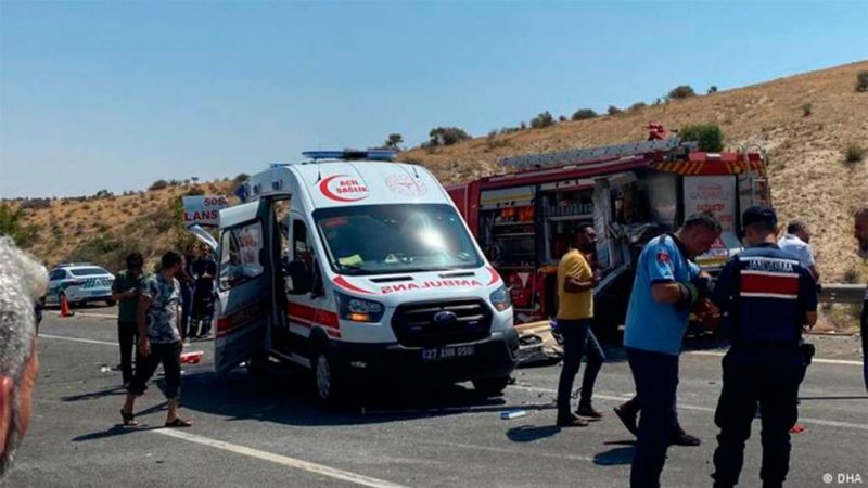 Tragedia: 16 muertos porque un colectivo embistió a una ambulancia y bomberos que cubrían otro accidente