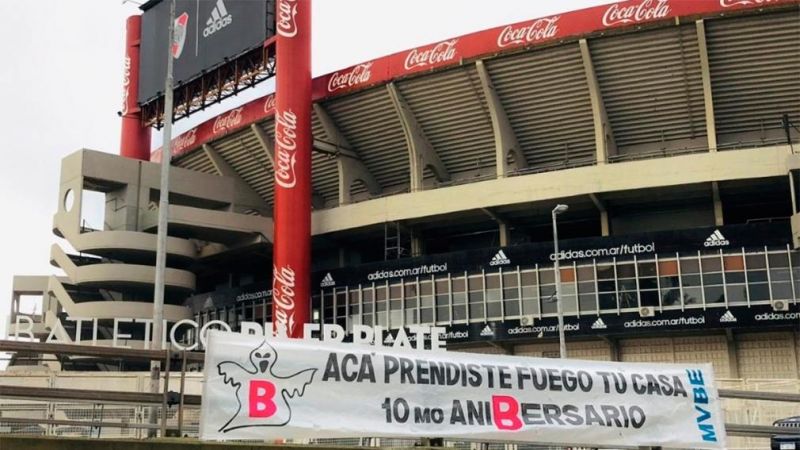 Humo negro y caravana fúnebre: las cargadas y memes de los hinchas de Boca a 10 años del descenso de River