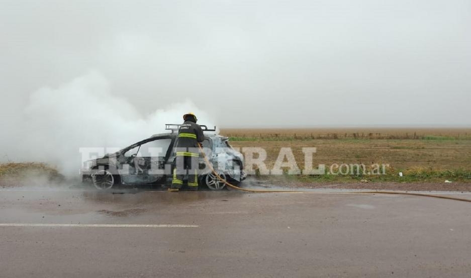Se salvaron de milagro: bajaron del auto para orinar y al volver, el vehículo ardía en llamas