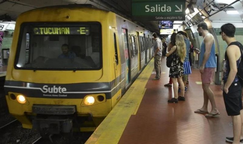 Su short se enganchó en el vagón de un subte y mirá cómo quedó