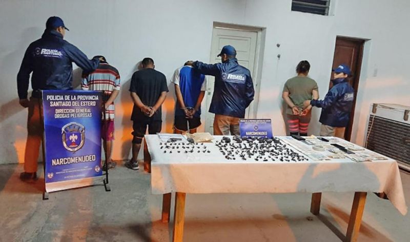 Campal entre dealers, familiares y policías en redadas antidrogas