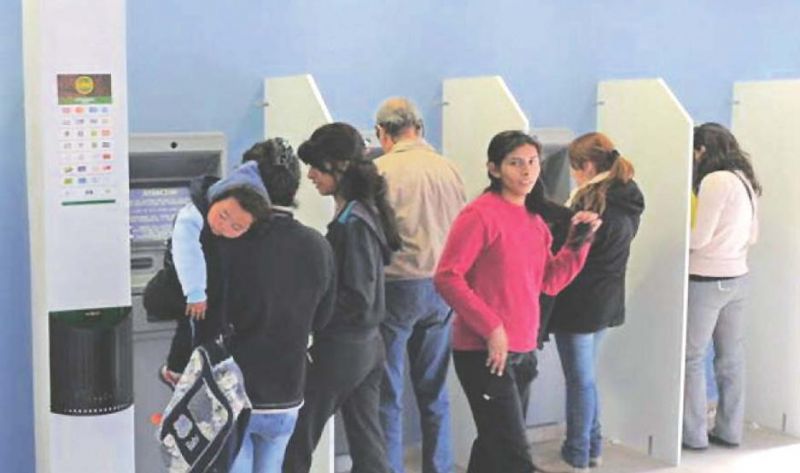 Empleados públicos cobrarán el sueldo el 27 y el bono, el 19