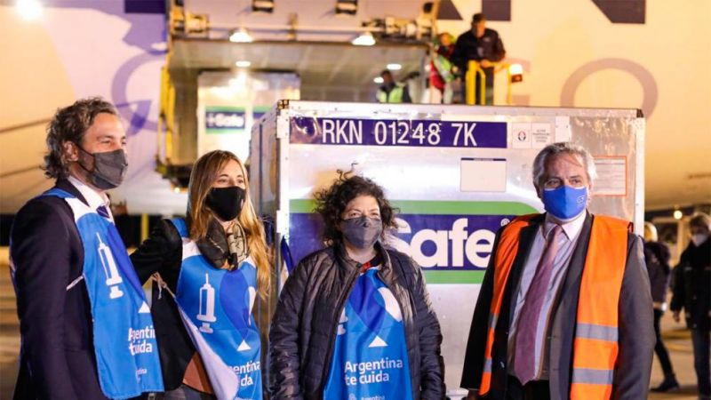 El Presidente recibió en Ezeiza la llegada de 934.200 vacunas y el país ya supera las 20 millones de dosis