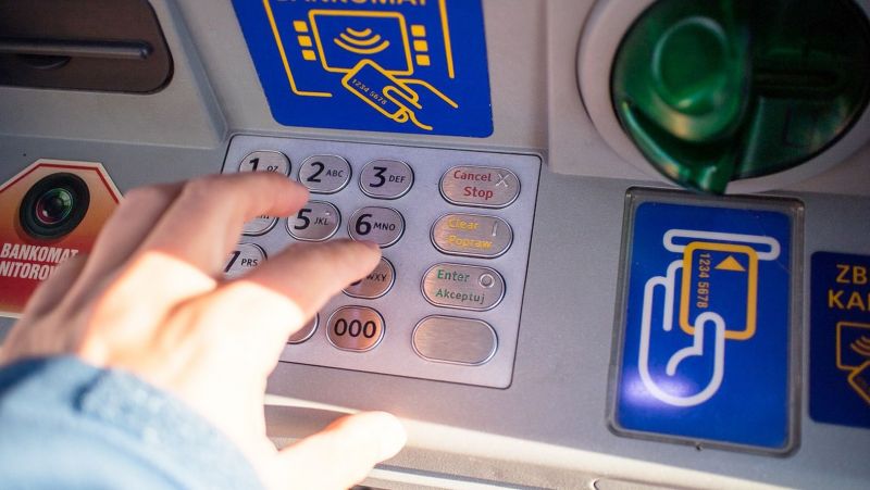 Le prestó su tarjeta de débito a una conocida y lo estafó en $ 150.000