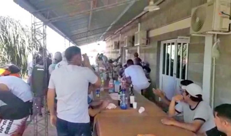 Fútbol, asado, alcohol y metegol en tercer tiempo de reunión prohibida en un establecimiento rural privado en Los Juríes