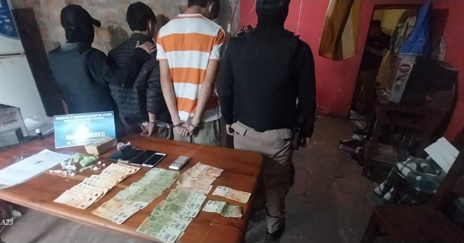 Capturan a dos jóvenes por narcomenudeo y secuestran marihuana.