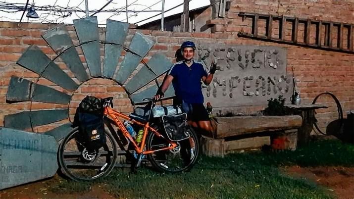 En su bicicleta recorrió 2.800 kilómetros desde Bariloche hasta Chaco para poder ver a su familia