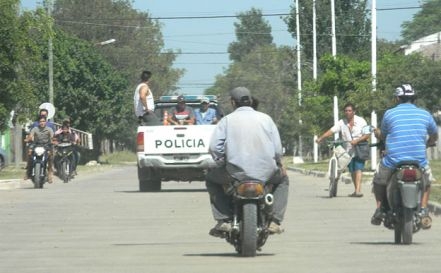 Chaco: Desarmaban un auto, se enojaron porque la policía los descubrió e hirieron a un agente