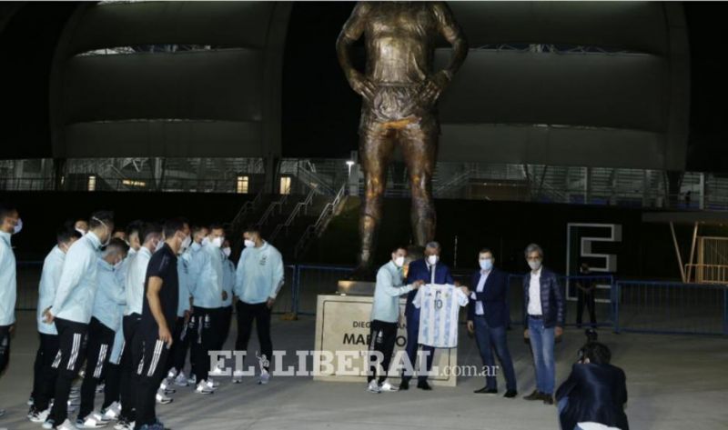 Descubren estatua de Diego Maradona en el Estadio Madre de Ciudades