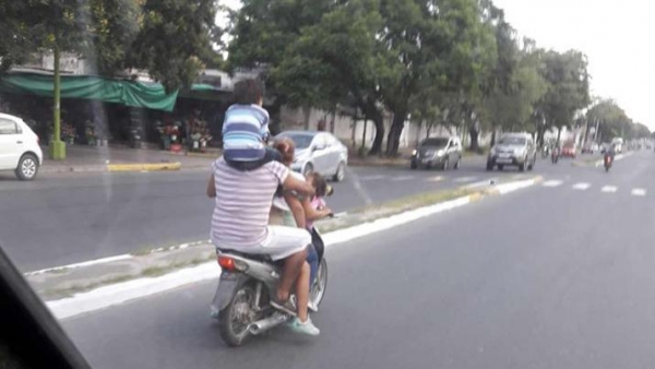 Imprudente: un hombre cargó a su hijo en los hombros, a bordo de una moto