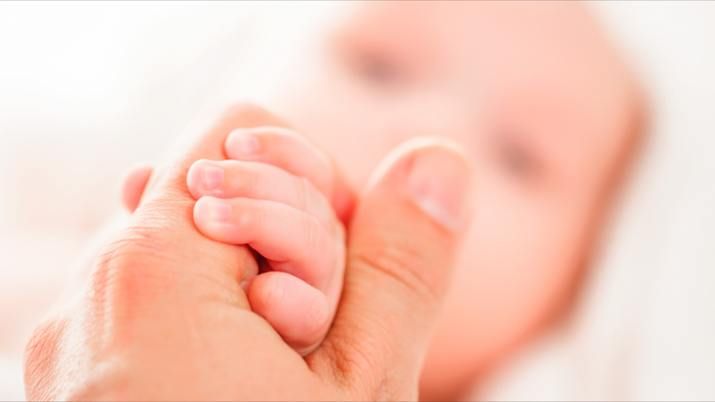 Buscan encontrar la fuente de contagio de la bebé infectada con coronavirus