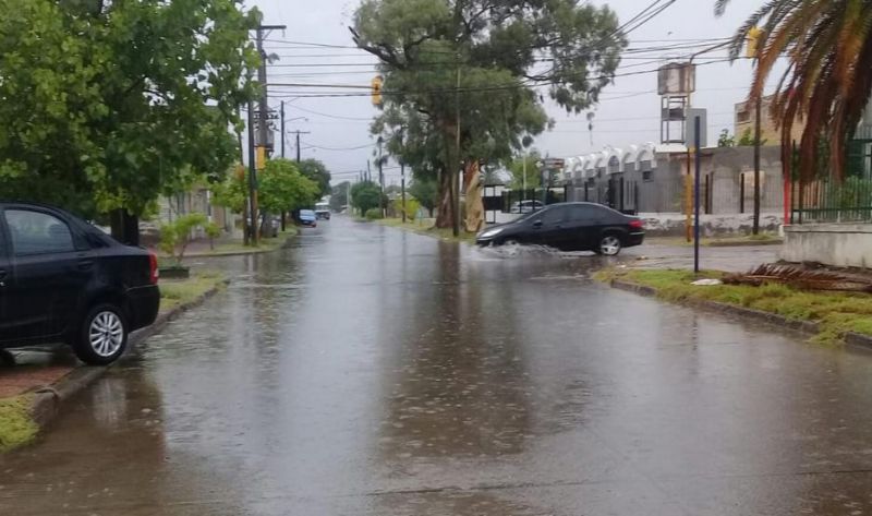 Santiago arrancó el día con fuertes vientos y lluvia: ¿Qué indica el pronóstico?