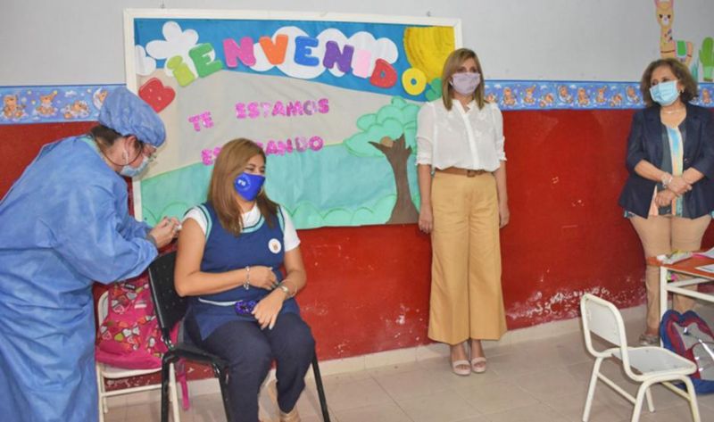 El lunes continuará la vacunación al personal docente y no docente en el interior provincial