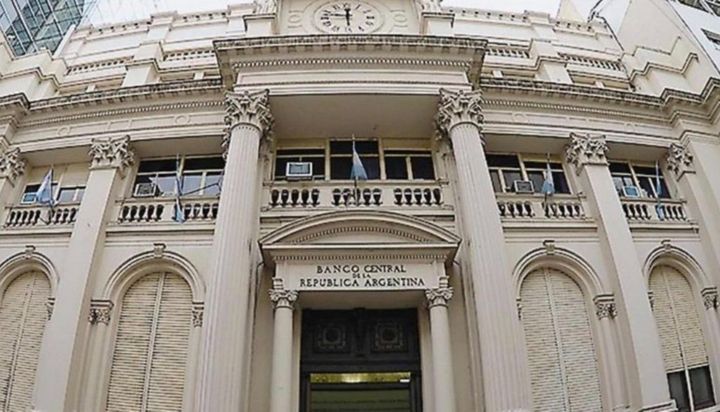 Para descomprimir el dólar, el Banco Central sube la tasa de plazo fijo