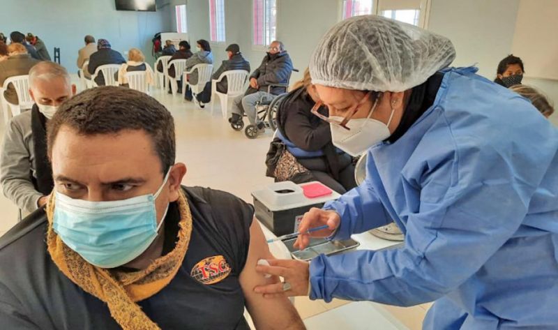Esta semana el Ministerio de Salud vacunará a personas de 25 a 29 años